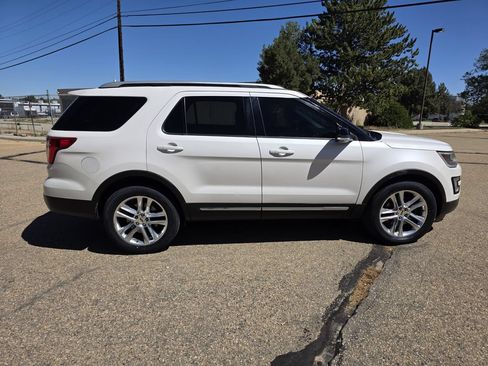 Used 2017 Ford Explorer XLT w/ Equipment Group 202A AWD/4WD image 9