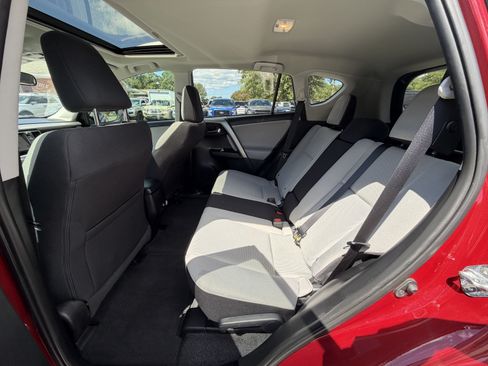 Used 2018 Toyota RAV4 XLE FWD image 13