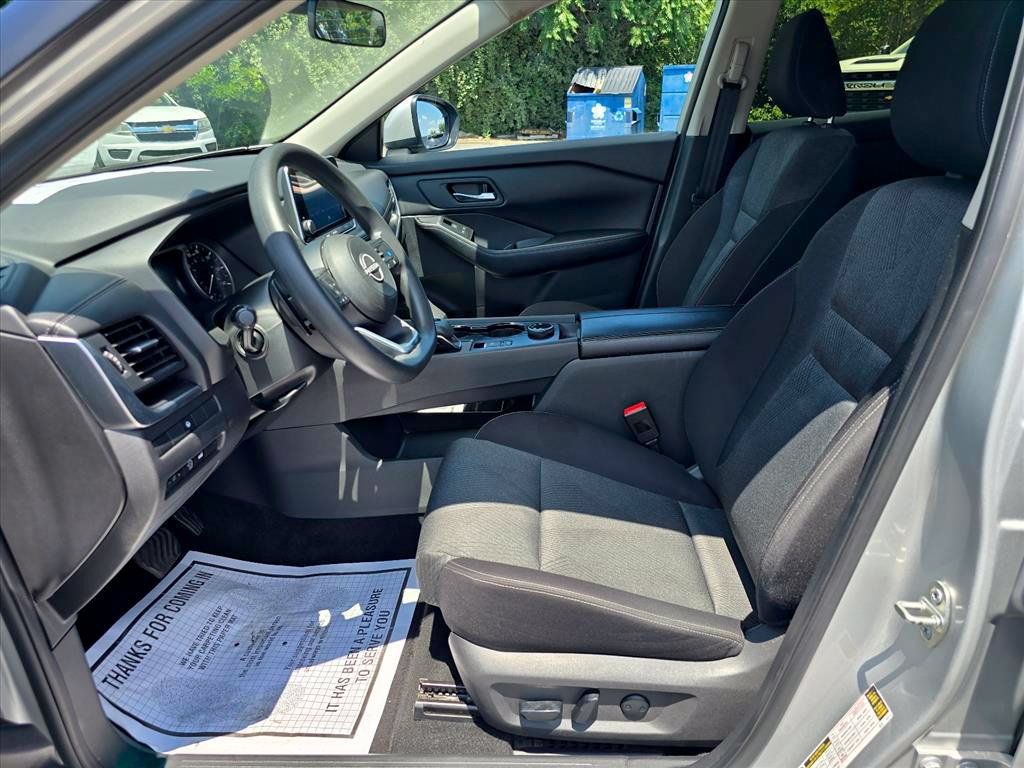 Used 2024 Nissan Rogue SV AWD/4WD image 11