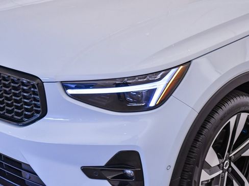 Used 2025 Volvo XC40 B5 Ultra w/ Climate Package image 8