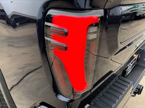 Used 2025 GMC Sierra 2500 AT4 w/ AT4 Premium Plus Package AWD/4WD image 29