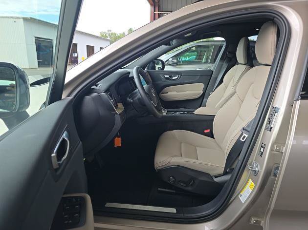 Used 2026 Volvo XC60 B5 Plus AWD/4WD image 9