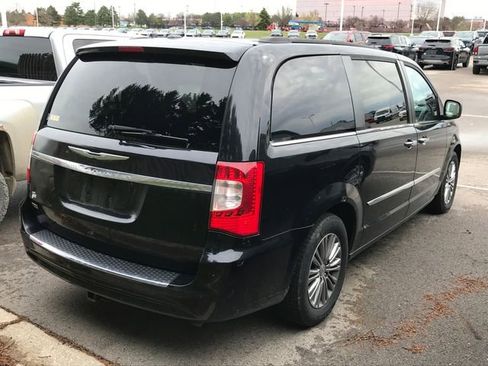 Used 2014 Chrysler Town & Country Touring w/ Driver Convenience Group image 2