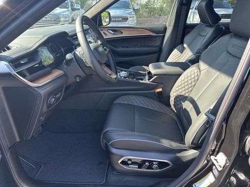 New 2025 Jeep Grand Cherokee Summit image 9