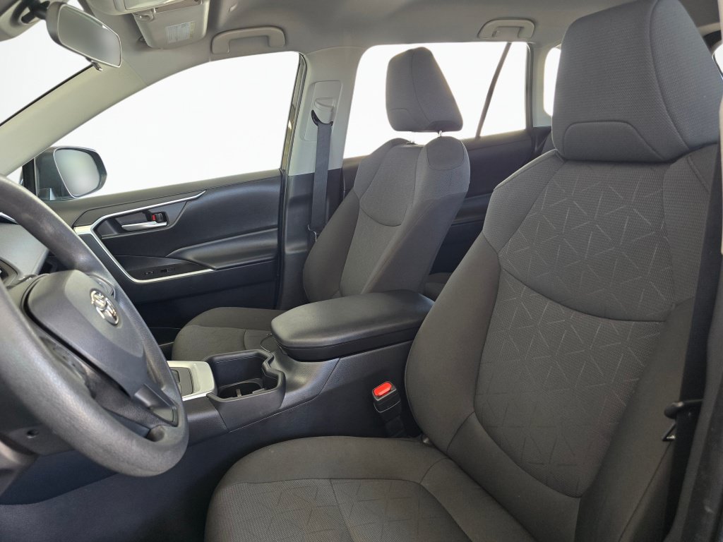 Used 2025 Toyota RAV4 XLE AWD/4WD image 19