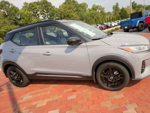 Used 2023 Nissan Kicks SR w/ SR Premium Package FWD image 3