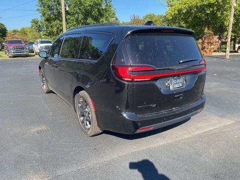 New 2026 Chrysler Pacifica Select w/ S Appearance Package image 7