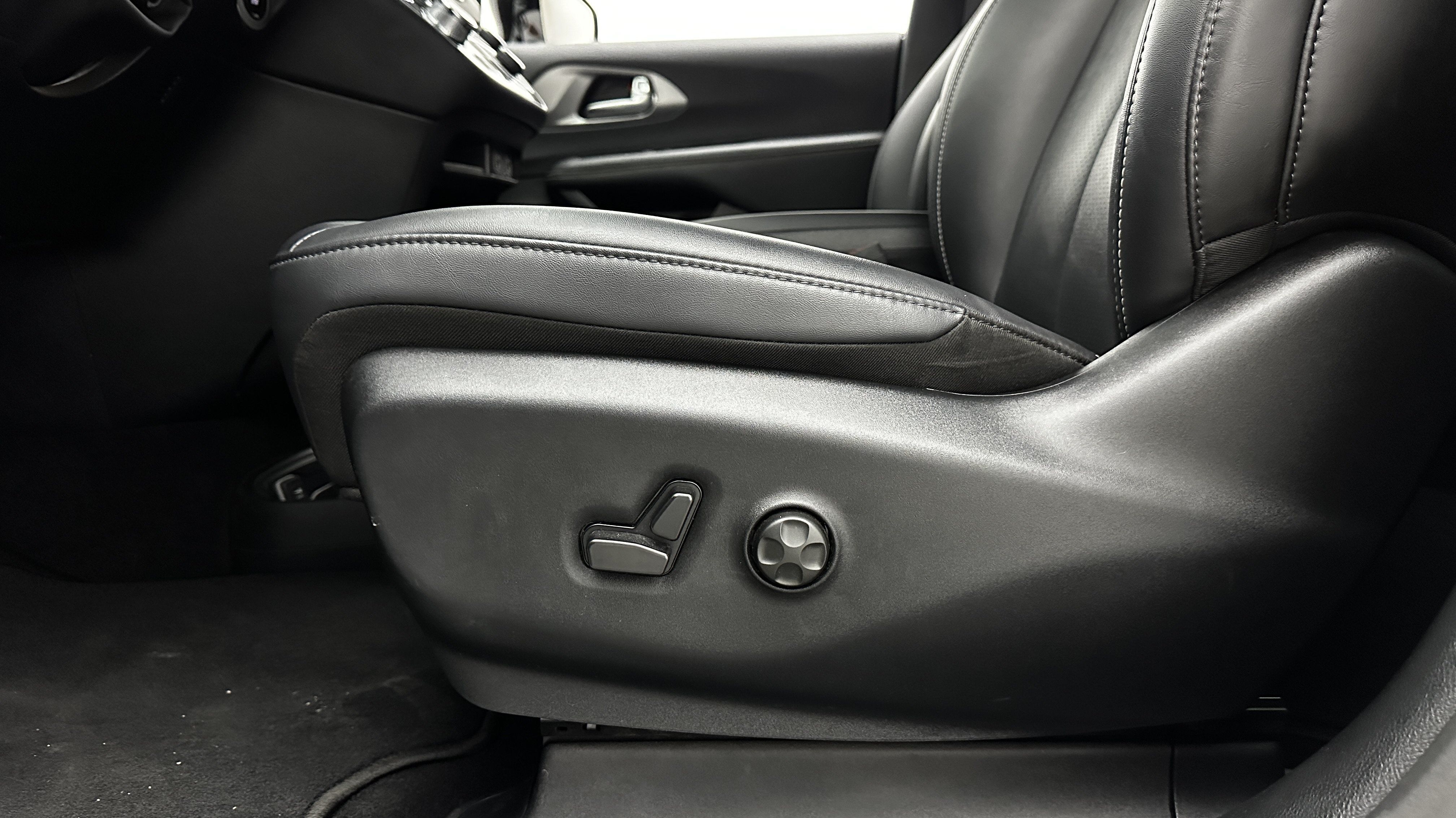 Used 2025 Chrysler Pacifica Select FWD image 12