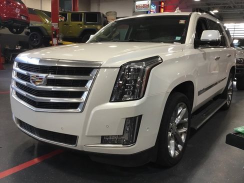 Used 2017 Cadillac Escalade Premium Luxury image 3