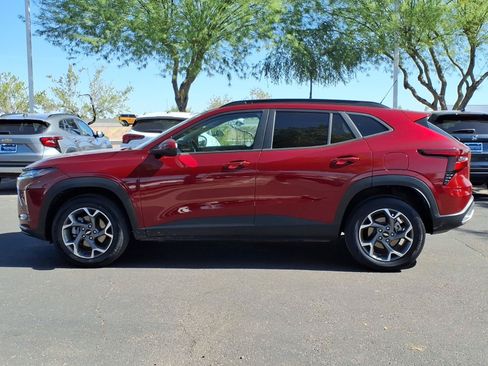 Used 2025 Chevrolet Trax LT w/ LT Convenience Package FWD image 2