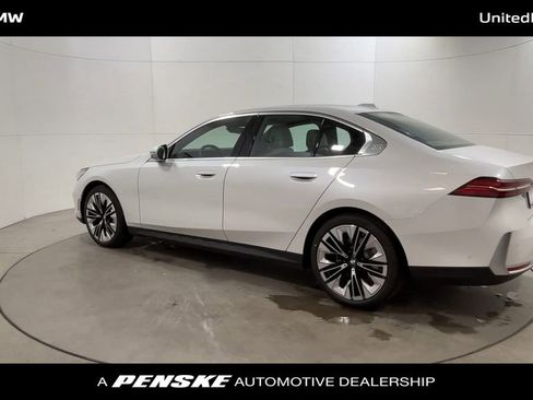 Used 2025 BMW 530i w/ Premium Package image 6