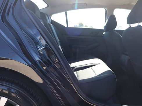 Used 2024 Nissan Altima 2.5 SV image 11