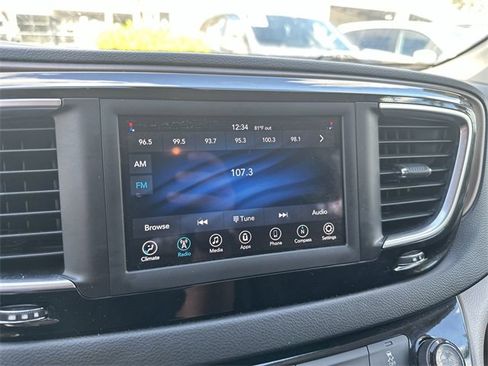 Used 2021 Chrysler Voyager L image 12