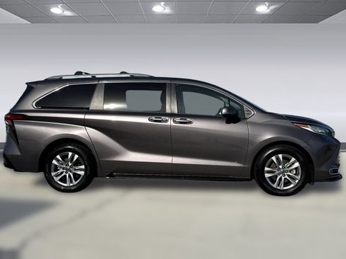 Certified 2022 Toyota Sienna Limited image 2