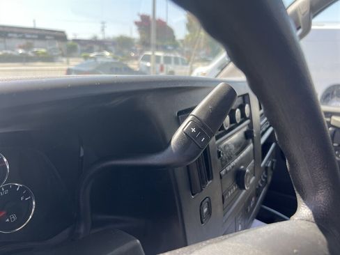 Used 2018 Chevrolet Express 2500 w/ Driver Convenience Package RWD image 10