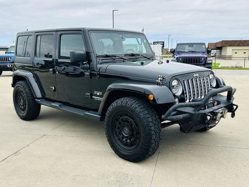 Used 2016 Jeep Wrangler Unlimited Sahara w/ Max Tow Package AWD/4WD image 2