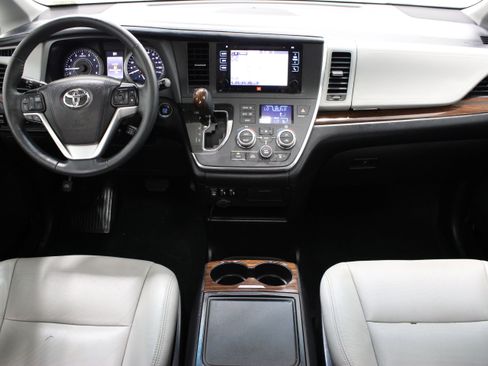 Used 2017 Toyota Sienna Limited FWD image 32