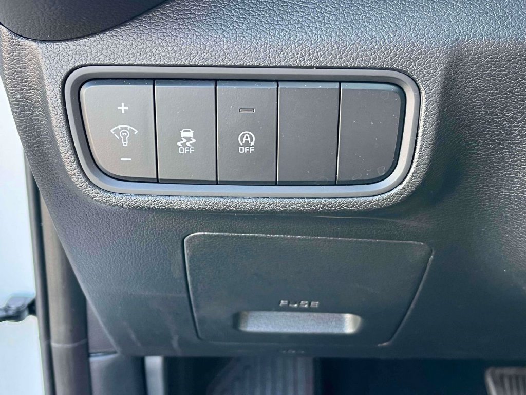 Used 2025 Kia Soul LX w/ LX Technology Package FWD image 16