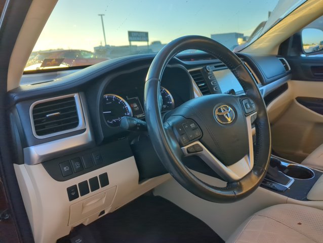 Used 2017 Toyota Highlander Plus w/ Carpet Mat Package AWD/4WD image 11