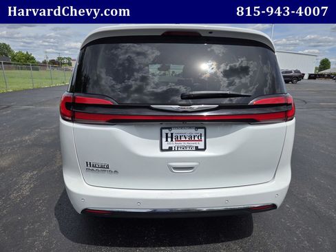 Used 2023 Chrysler Pacifica Touring-L FWD image 5