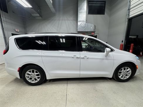 Used 2022 Chrysler Pacifica Touring-L w/ Uconnect Theater Family Group image 8