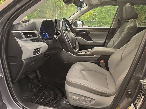 Used 2021 Toyota Highlander Limited AWD/4WD image 16