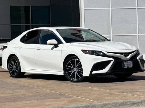 Used 2021 Toyota Camry SE FWD image 2