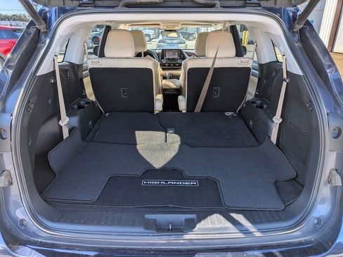 Used 2020 Toyota Highlander XLE image 29