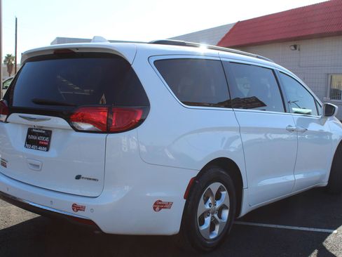 Used 2017 Chrysler Pacifica Premium image 2