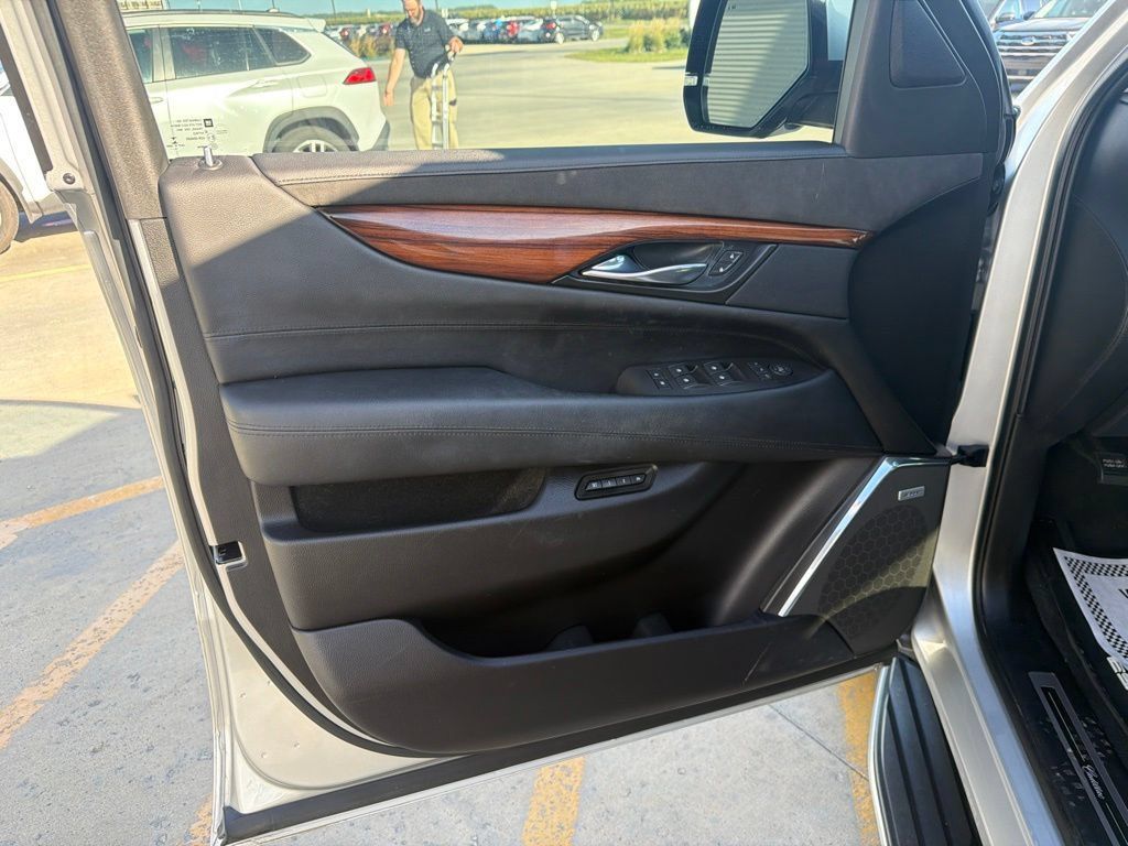 Used 2015 Cadillac Escalade Luxury RWD image 10
