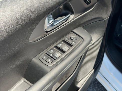 Used 2026 Chrysler Pacifica Select FWD image 15