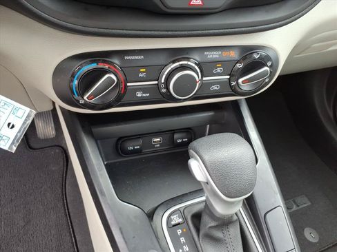 Used 2025 Kia Soul LX w/ LX Technology Package FWD image 23