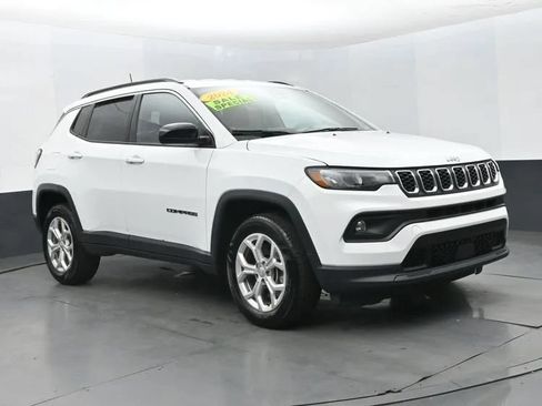 Used 2024 Jeep Compass Latitude AWD/4WD image 2