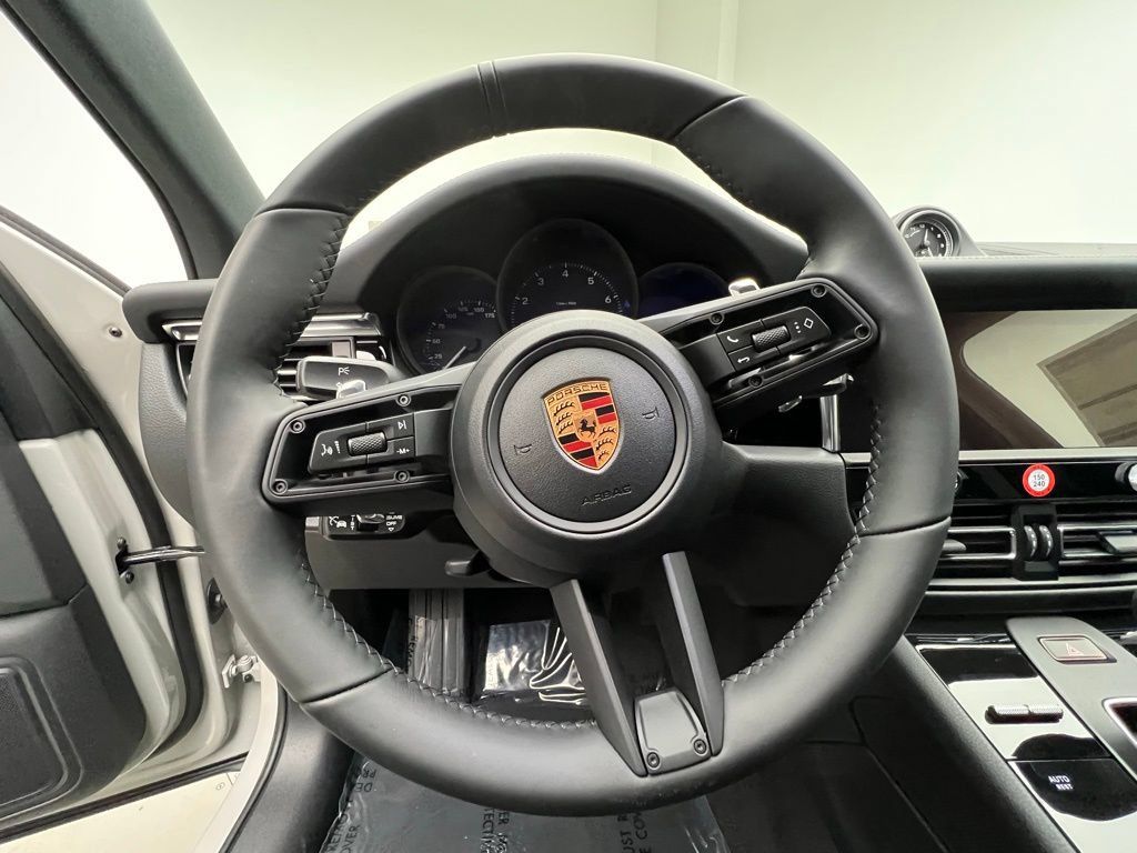 Used 2026 Porsche Macan AWD/4WD image 7