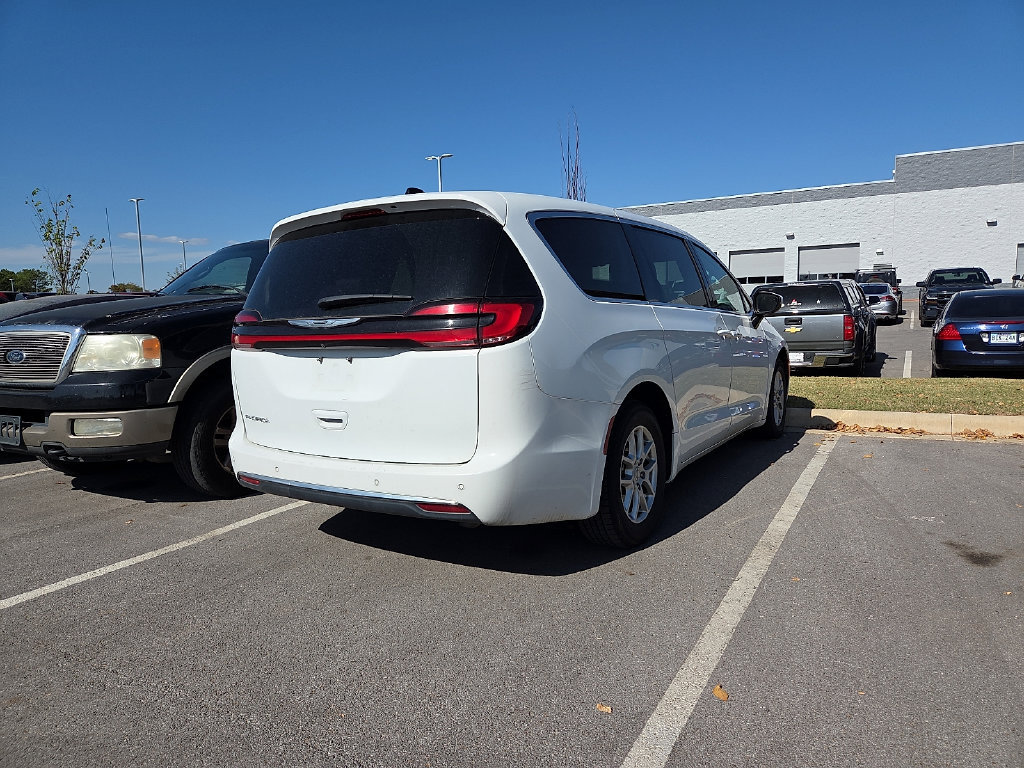 Used 2023 Chrysler Pacifica Touring-L FWD image 3