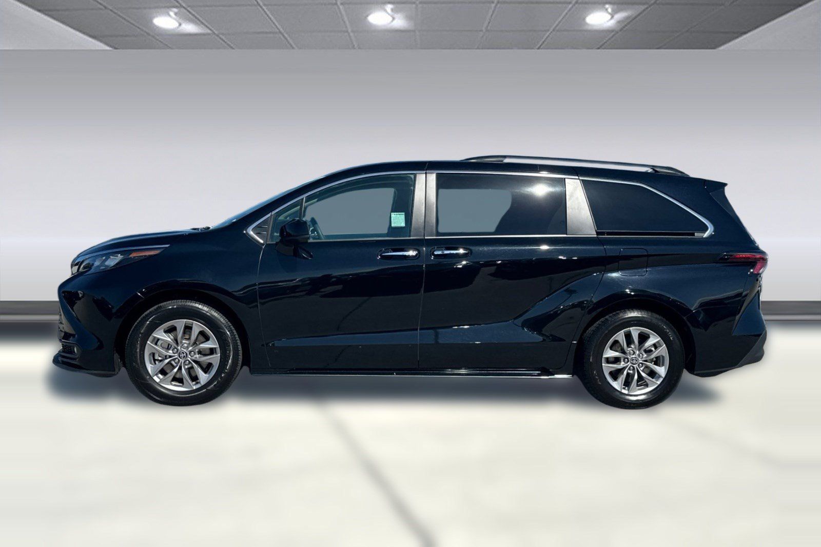 Used 2026 Toyota Sienna XLE FWD image 2