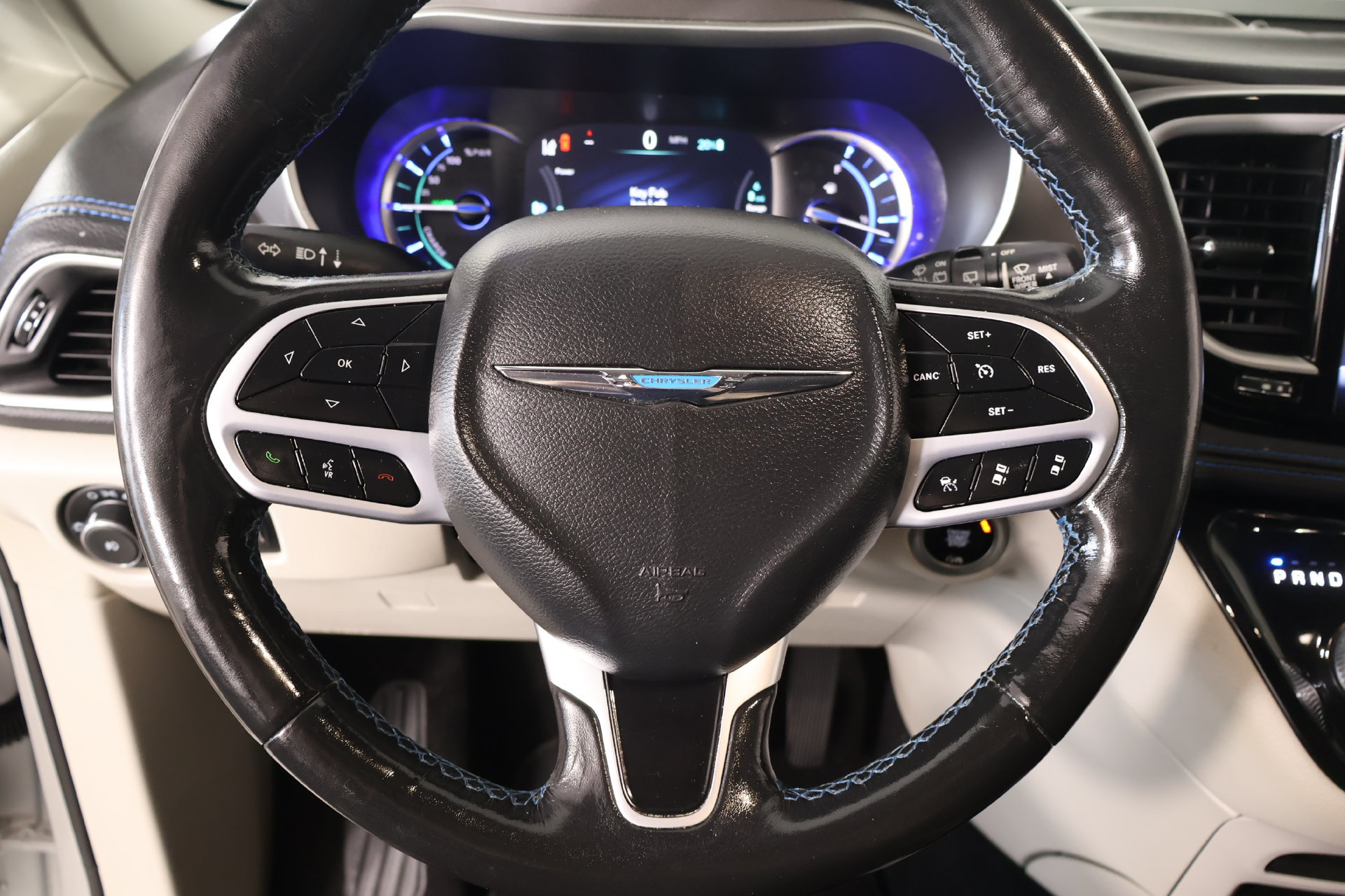 Used 2021 Chrysler Pacifica Touring-L FWD image 3