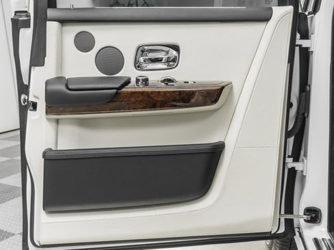 Used 2023 Rolls-Royce Phantom Sedan image 44