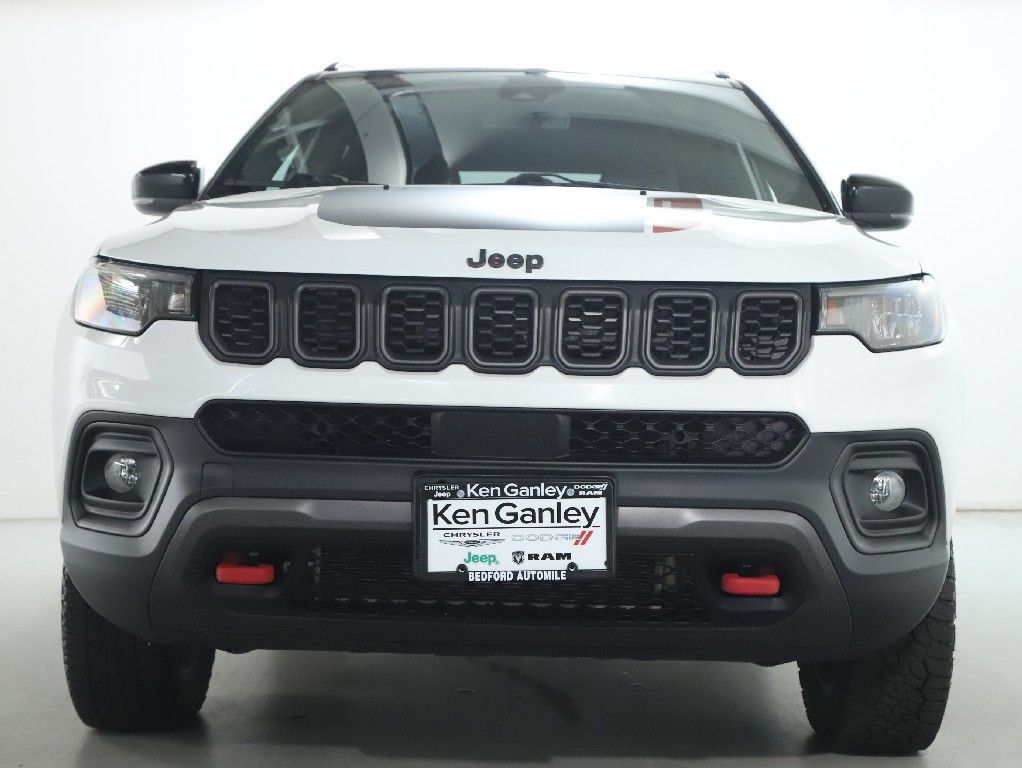 Used 2025 Jeep Compass Trailhawk AWD/4WD image 5