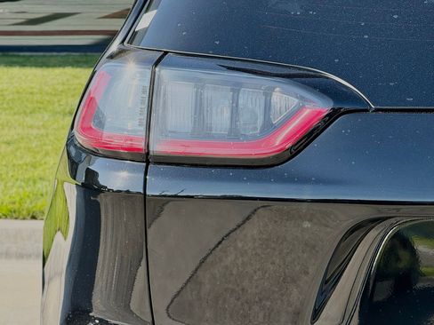 Used 2019 Jeep Cherokee Limited w/ Technology Group FWD image 11