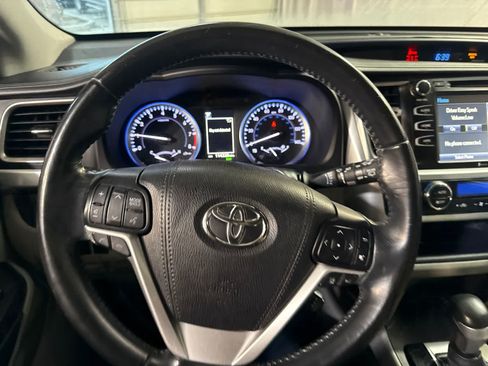 Used 2017 Toyota Highlander XLE AWD/4WD image 22