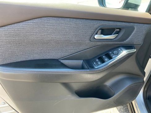Used 2023 Nissan Rogue SV FWD image 16