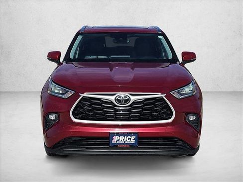 Used 2020 Toyota Highlander XLE image 2