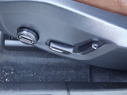 Used 2022 Volvo XC60 B5 Momentum image 25