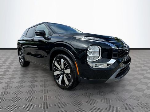 Used 2025 Mitsubishi Outlander SE image 4