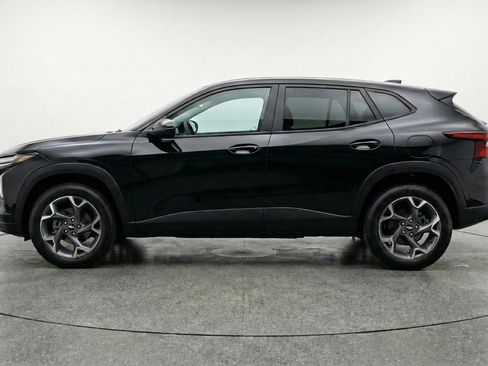 Used 2025 Chevrolet Trax LT FWD image 5