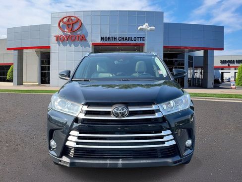 Used 2018 Toyota Highlander XLE FWD image 2