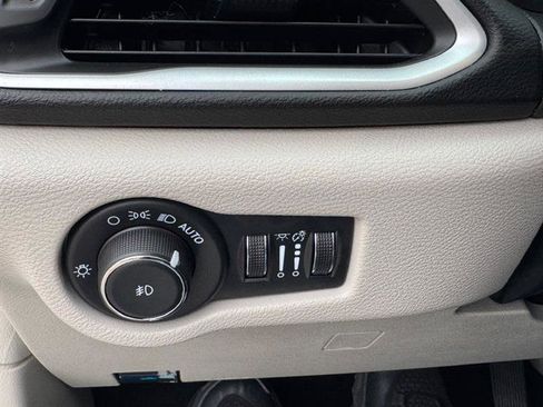 Used 2024 Chrysler Pacifica Touring-L image 26