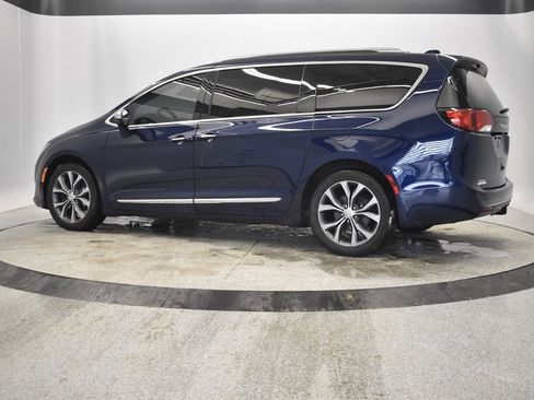 Used 2017 Chrysler Pacifica Limited image 4