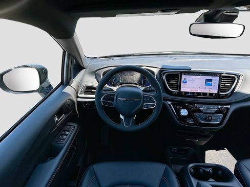 New 2026 Chrysler Pacifica Select image 21